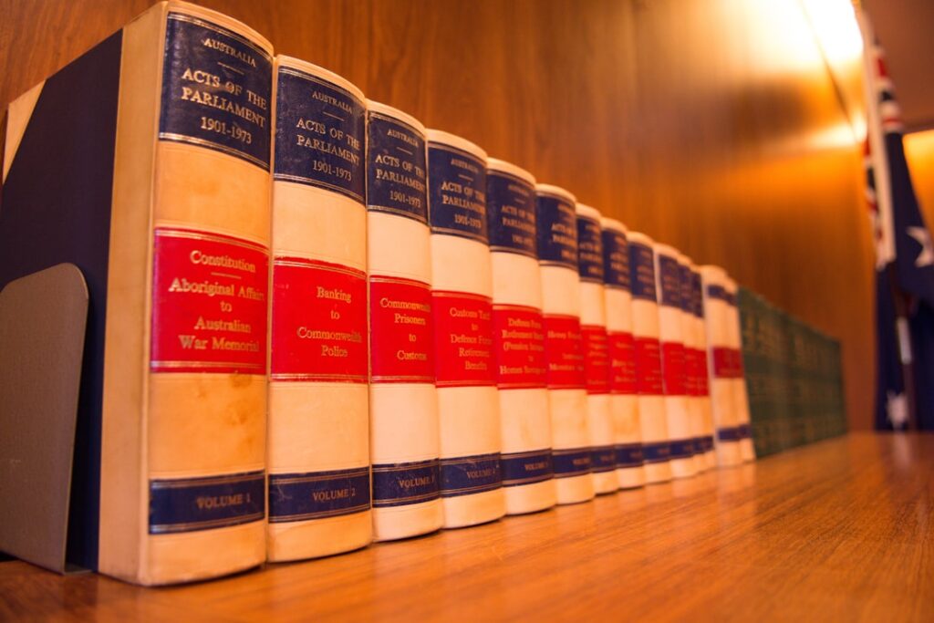 Uma Linha De Livros Em Uma Tabela Sc85cQWwiP8