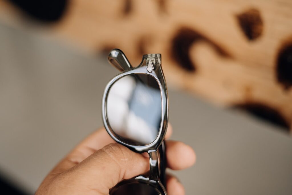 Uma Pessoa Segurando Um Par De Oculos Na Mao u75cPYU3X7c