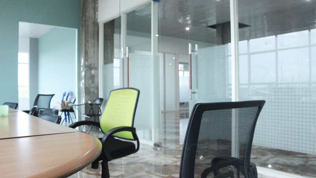 Uma Sala De Conferencias Com Uma Secretaria E Cadeiras hXVqKaON_4s
