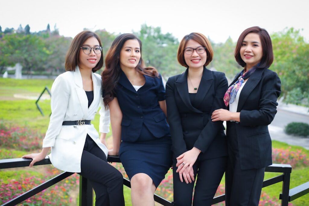 Um Grupo De Mulheres Posando Para Uma Foto Fcb Y0f4bQ8