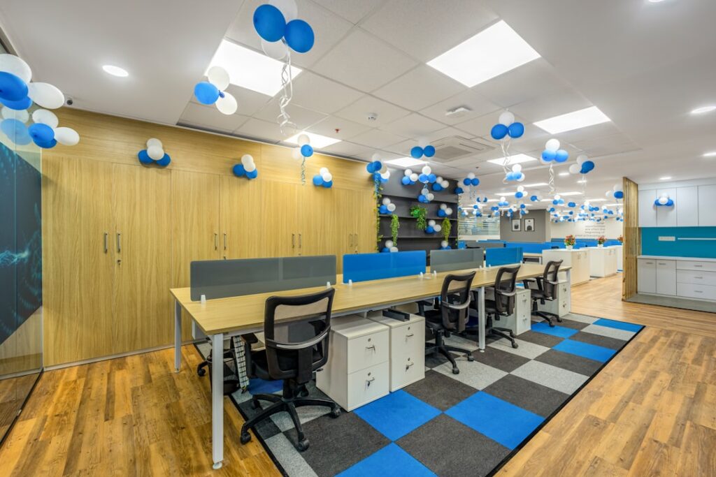 Um Escritorio Com Piso Quadriculado E Decoracoes Azuis E Brancas Md8kpRTWFHI