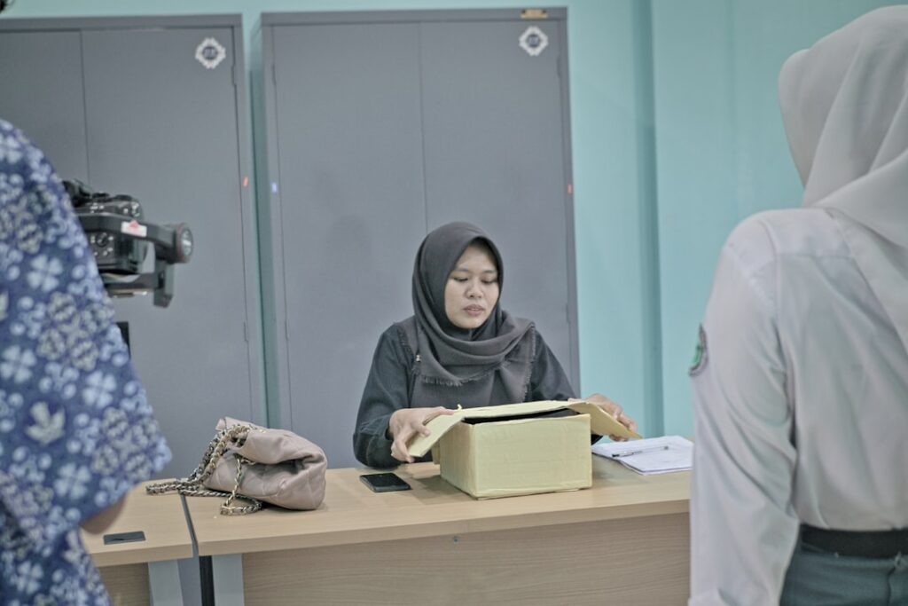 Mulher No Hijab Na Mesa Com Papeis qcBvBZoeG M