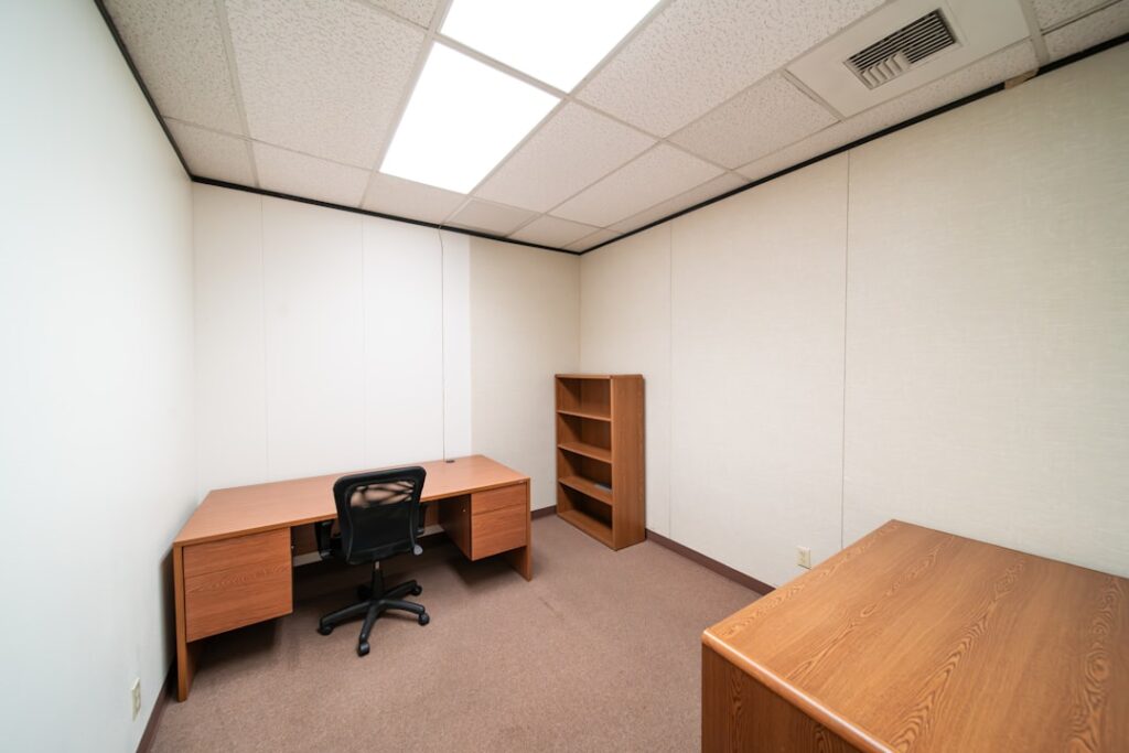 Uma Sala Vazia Com Uma Secretaria E Uma Estante De Livros ohLMHYT25Y0