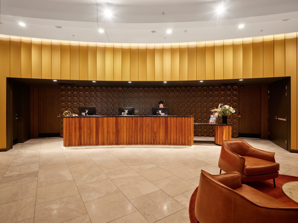Recepcao Do Hotel Com Mobiliario E Assentos Modernos Em Madeira kfnWOD1Tbp8