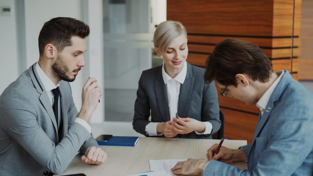 Pessoas De Negocios Assinando Um Contrato Em Uma Mesa iPheGw7_UaI