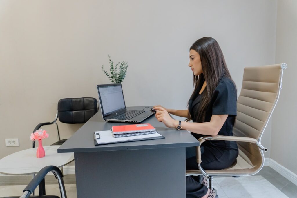 Mulher Trabalhando No Laptop Na Mesa No Escritorio e9ctuEtJ9Mo