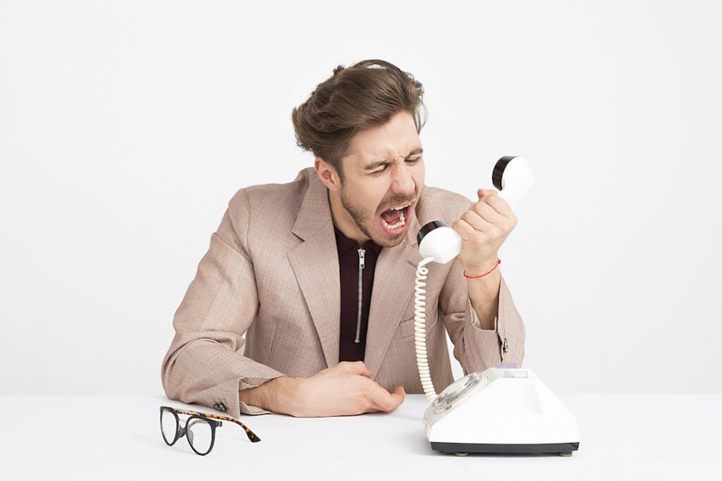 Man Holding Telephone Screaming R enAOPw8Rs