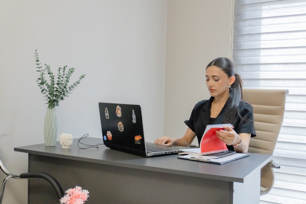 Mulher Trabalhando Ligado Um Laptop Em Um Desk 7svzZEsJ1ms