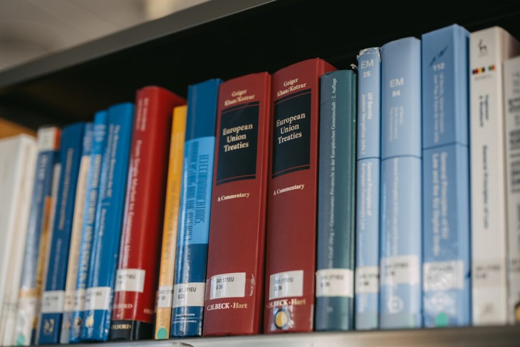Os Livros Estao Bem Organizados Em Uma Estante lcoVZE1oHCI