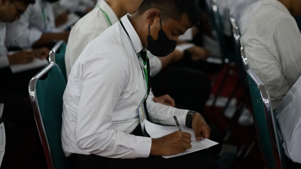 Um Homem Escrevendo Em Um Pedaco De Papel iBZP_xb1 34