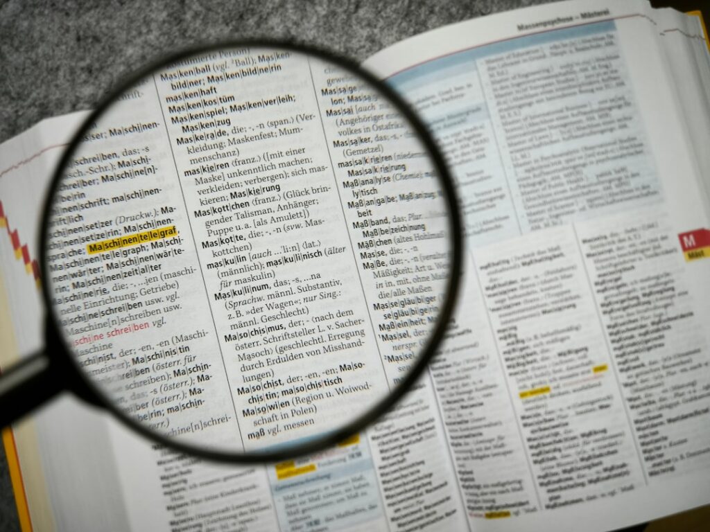 A Lupa Se Concentra Em Uma Pagina De Dicionario 2C8_YqfxS5w