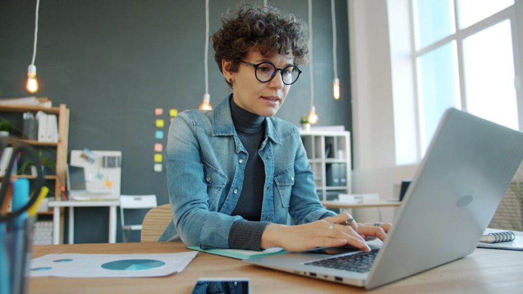 Mulher Trabalhando Em Um Laptop Em Um Escritorio Moderno WrlIRaC9t A