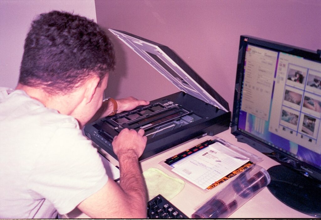 Um Homem Sentado Em Uma Mesa Usando Um Computador Portatil 9HMel nQZ6A