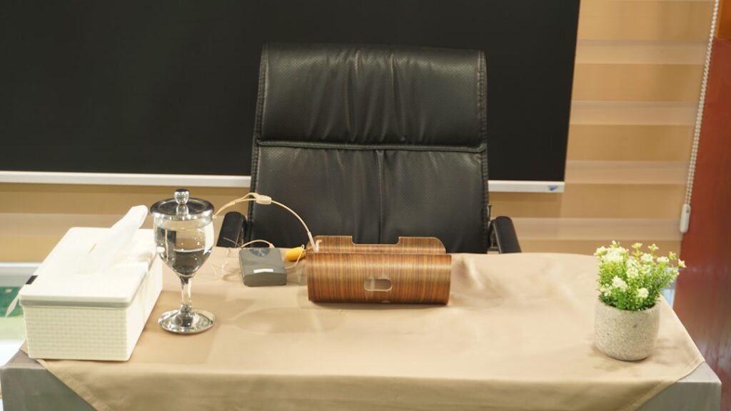 Taca De Vinho Transparente Ao Lado Da Cesta De Vime Marrom Na Mesa 9BrxOZLmDL0