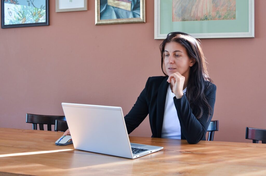 Mulher De Blazer Preto Trabalhando Em Um Laptop 4f2SJLdOmyo