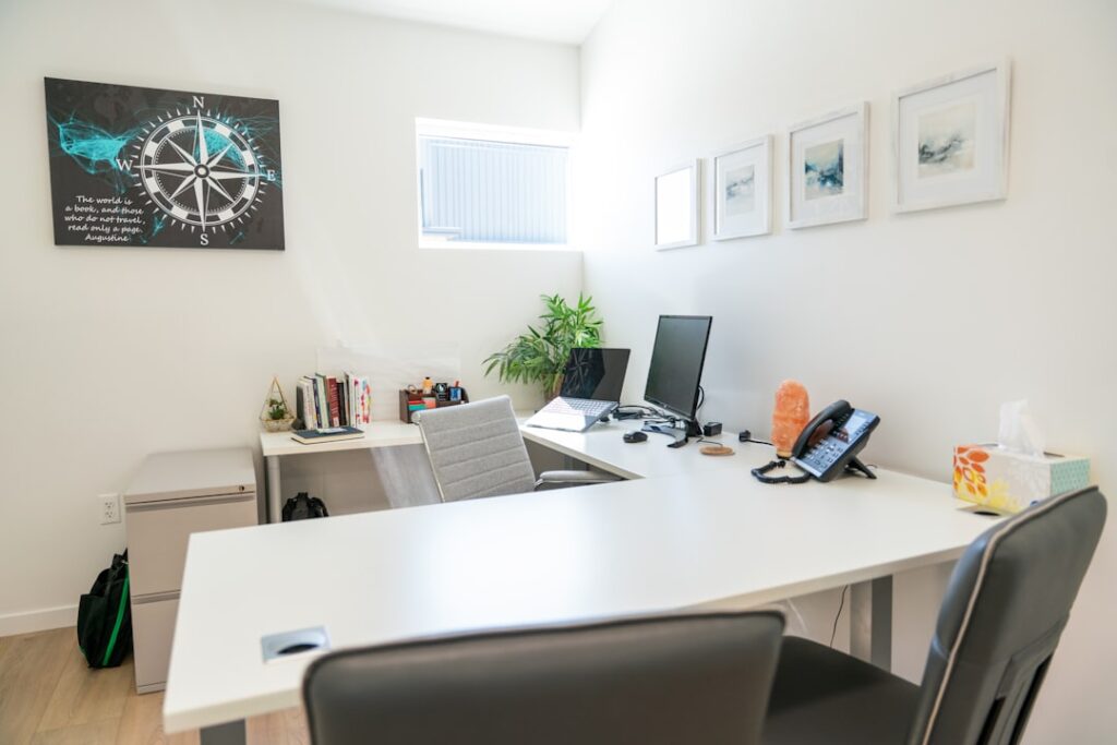 Espaco De Escritorio Moderno Com Secretaria Computador E Decoracao ieDXimQcLeM