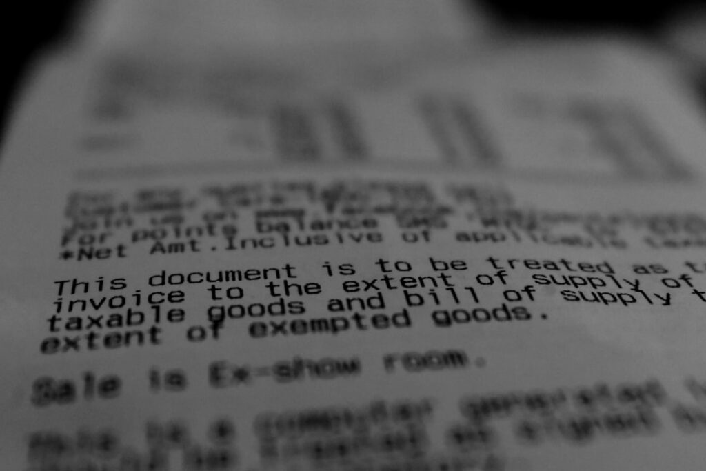 Um Close up De Um Texto Em Um Pedaco De Papel NRieeIvcC4k
