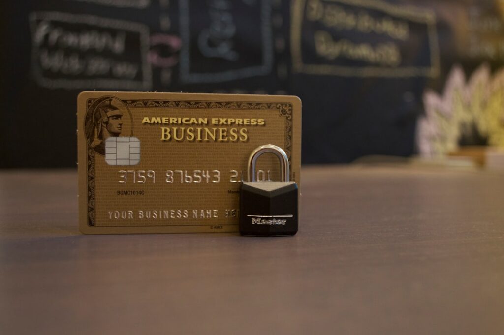 Foto De Closeup Do Cartao De Visita American Express Na Superficie Marrom x8i6FfaZAbs