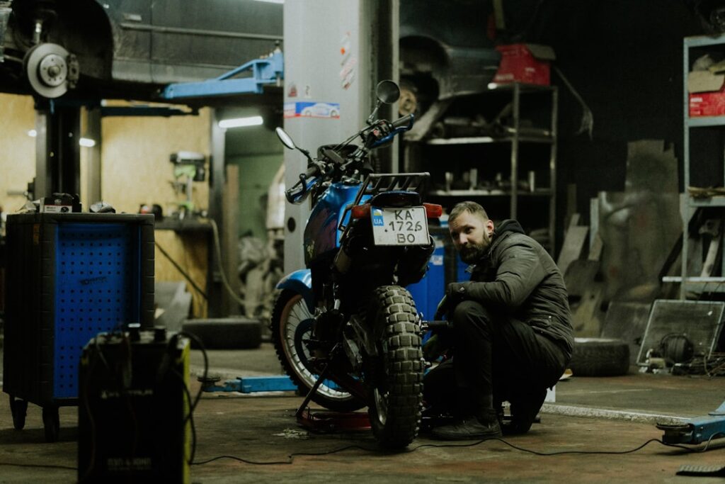 Um Homem Que Trabalha Em Uma Motocicleta Em Uma Garagem NGo4Hqk0iKo