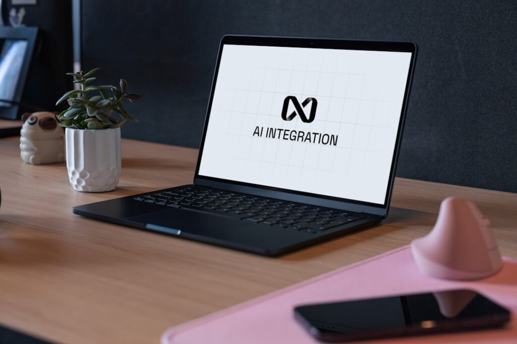 Laptop Exibindo O Logotipo De Integracao Ai Na Mesa qQrQcKqLhvs