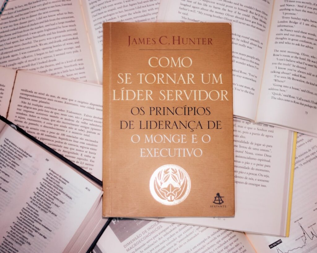 Um Livro Sentado Em Cima De Uma Pilha De Livros Up3YVQvWNc