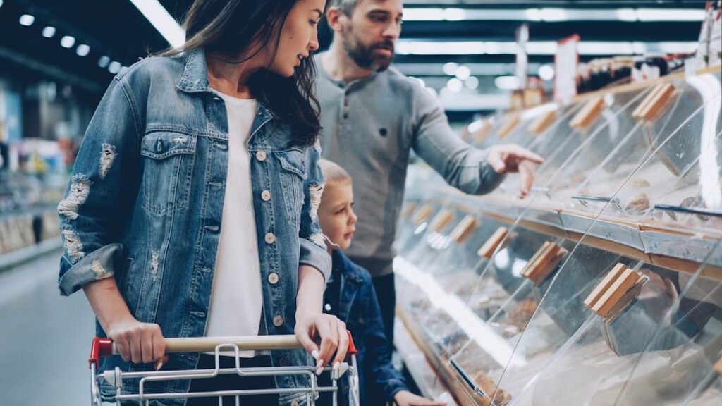 Uma Familia Esta Fazendo Compras Em Uma Mercearia ZE95fhGitc0