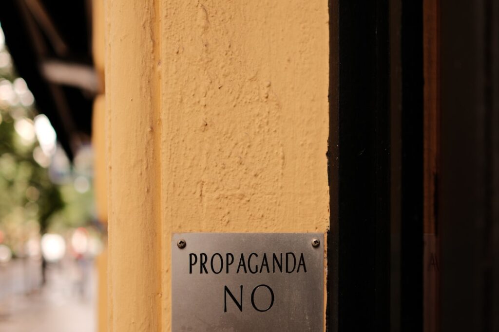 Uma Placa Na Lateral De Um Predio Que Diz Propaganda Nao G6w40MiCa7w