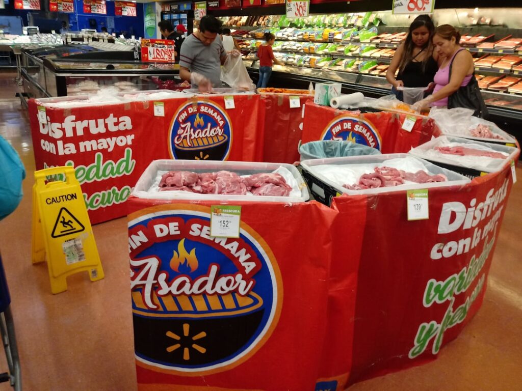Pessoas Ao Lado De Carnes Cruas No Mercado Lateral 3EKnKYMUztI